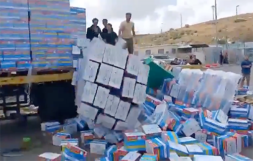 Thumbnail preview image for the video titled: Israelis climbing on trucks and throwing boxes of humanitarian aid on the road