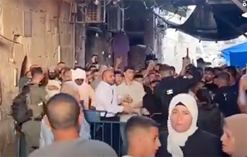 Thumbnail preview image for the video titled: Israeli police beat Muslims with batons as they stand at a checkpoint to get into Al Aqsa for the first day of Eid