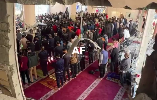 Thumbnail preview image for the video titled: Friday prayer at Al-Farouq mosque, despite its destruction