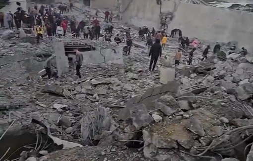 Thumbnail preview image for the video titled: 4 houses completely destroyed by Israeli bombing of a residential block