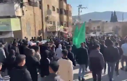 Thumbnail preview image for the video titled: A huge crowd gathered for the funeral of the 10 killed by an Israeli airstrike in Tammun