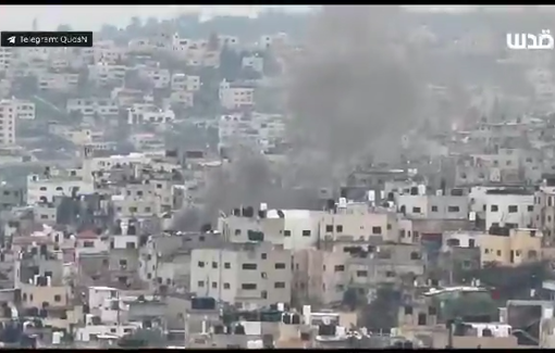 Thumbnail preview image for the video titled: Israeli forces setting fire to homes Jenin for the 14th day of their assault