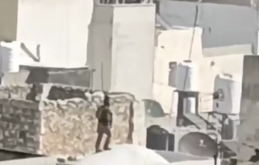 Thumbnail preview image for the video titled: The Israeli forces raid the Old city of Nablus