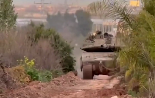 Thumbnail preview image for the video titled: Palestinian youths confront Israeli tanks invading Jenin