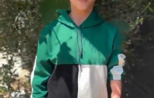 Thumbnail preview image for the video titled: A Palestinian amputated girl makes a kite in the colors of the Palestinian flag