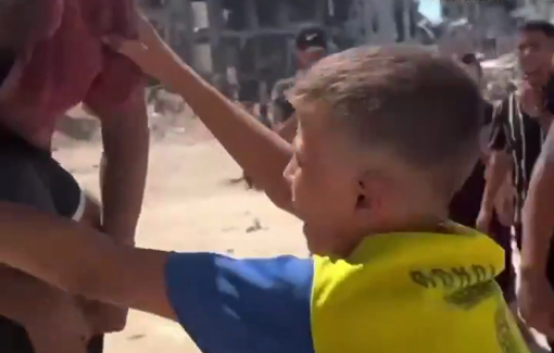 Thumbnail preview image for the video titled: Children run after their father, seriously injured, out of the rubble