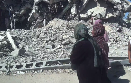 Thumbnail preview image for the video titled: Exhausted women and barefoot children displaced from Khan Younis under sweltering heat