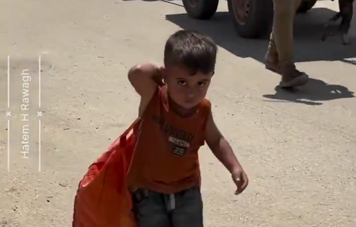 Thumbnail preview image for the video titled: Brave toddler helps mother carry bag during their displacement