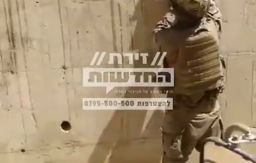 Thumbnail preview image for the video titled: Hanging posters of Noahide laws in Rafah