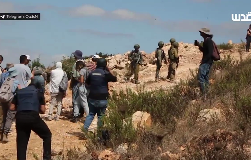 Thumbnail preview image for the video titled: Armed settler groups, backed by the Israeli soldiers, have entered Jabal Al-Ras in Umm Safa