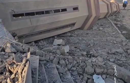 Thumbnail preview image for the video titled: Al-Farouq mosque in Qizan al-Najjar wiped out by IDF bombing