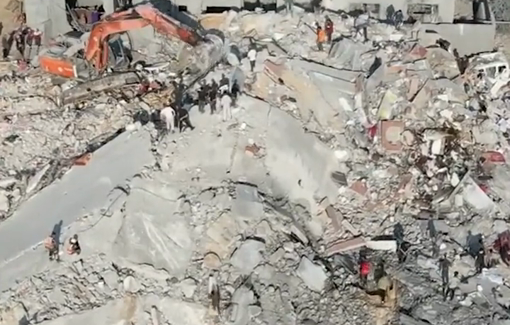 Thumbnail preview image for the video titled: Israeli bombs leveled a residential building to the ground, killing 45 people